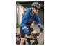 Muž s cyklistickou prilbou, slnečnými okuliarmi a reflexnou bundou jazdí na bicykli.