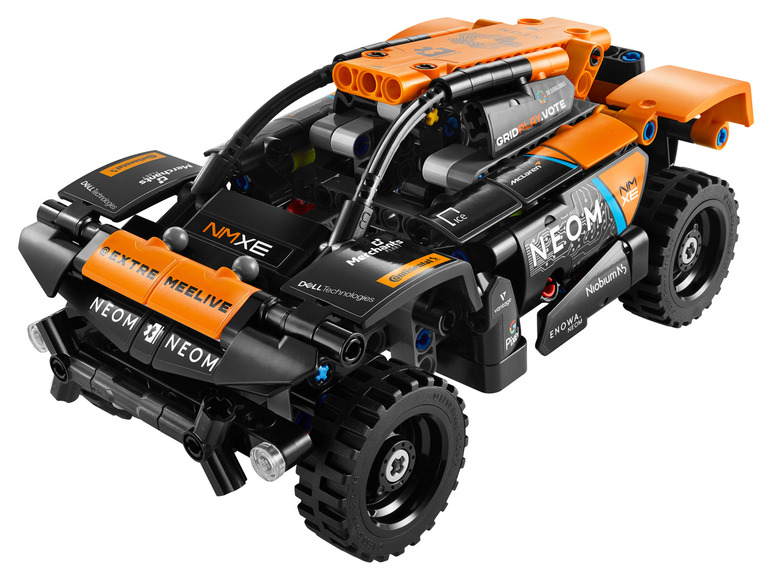 Oranžové a čierne LEGO Technic pretekárske auto s rôznymi sponzormi.