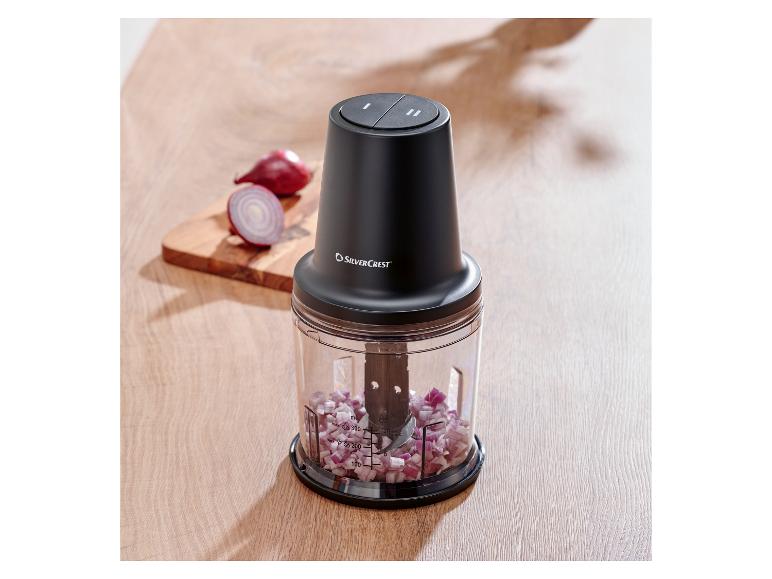 Sekáčik SilverCrest s nasekanou červenou cibuľou na drevenej doske.