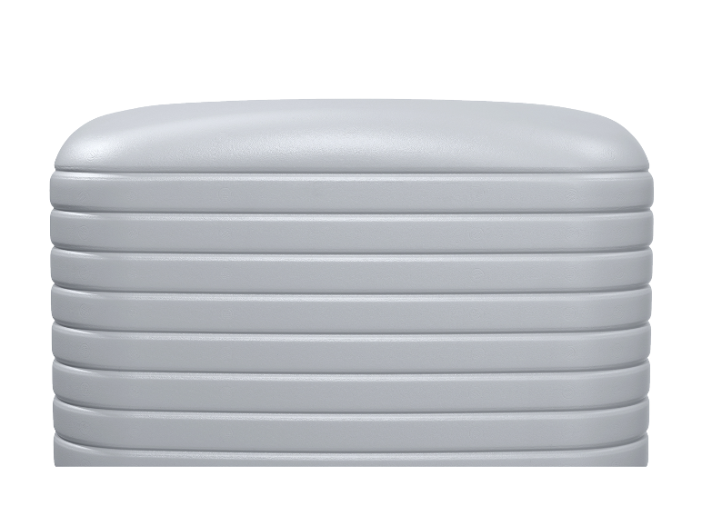 Šedá plastová nádrž na vodu.