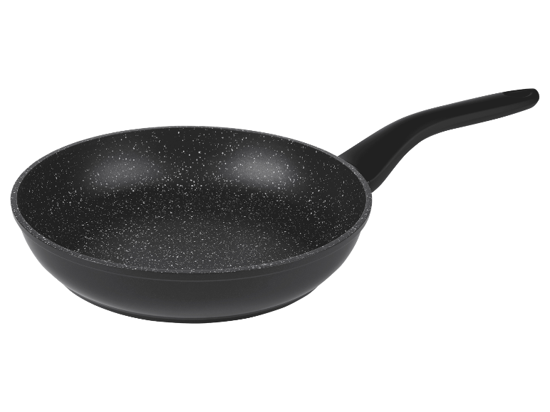 Čierna panvica s kamenným povrchom.