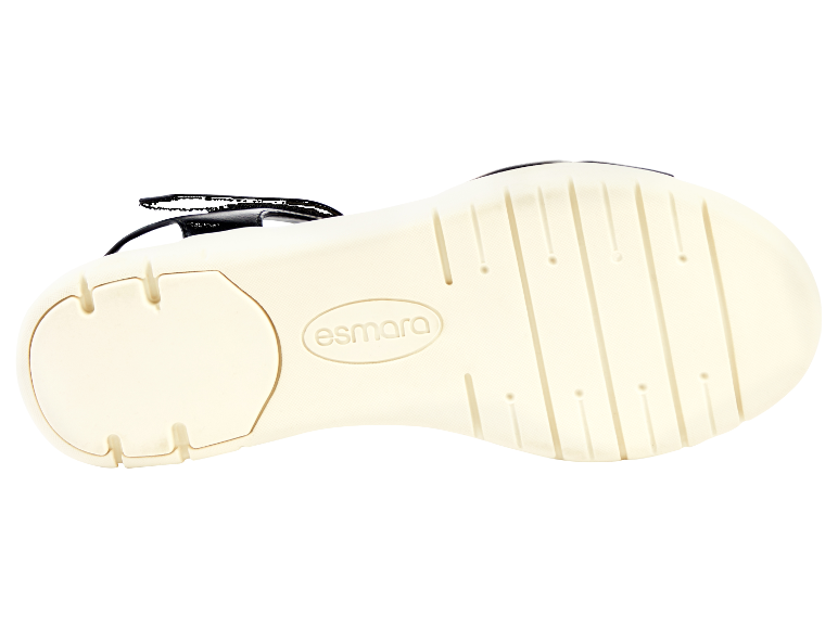 Pohľad na podrážku sandálov značky Esmara.