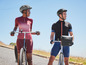Dva cyklisti v cyklistickom oblečení s cyklistickou taškou Crivit.