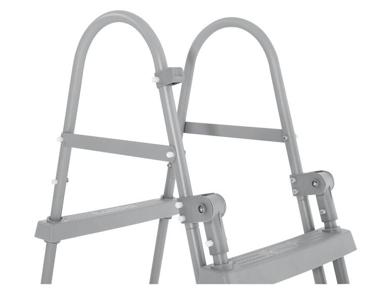 Šedý rebrík do bazéna s madlami.