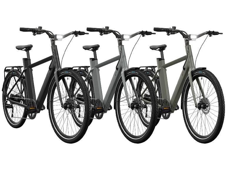 Tri čierne elektrické bicykle s rôznymi farebnými detailmi.