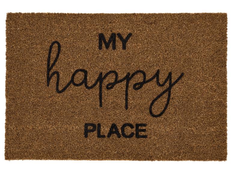 Hnedá rohožka s textom „MY happy PLACE“ v čiernej farbe.