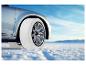Auto s bielymi pneumatikami na snehu.
