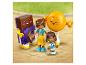 Dve figúrky LEGO Friends a dve zostaviteľné postavy, hnedá a žltá, na chodníku.