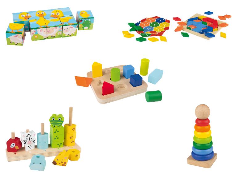 Drevené hračky pre deti, vrátane puzzle, veže a triedič tvarov.