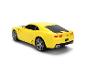 Žlté autíčko Chevrolet Camaro, pohľad zozadu.