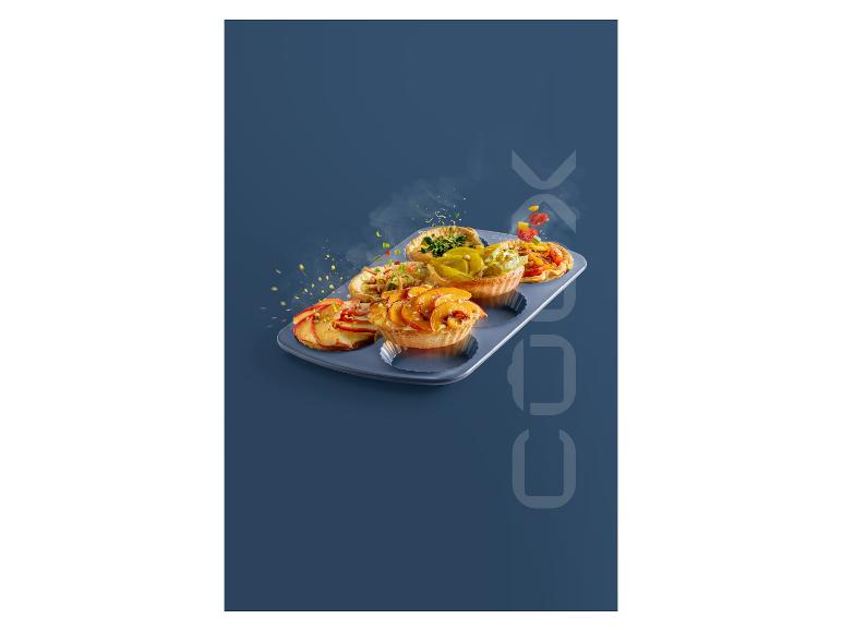 Pečené koláčiky v plechu, pripravené na konzumáciu.