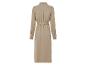 Béžové šaty s dlhými rukávmi a opaskom.