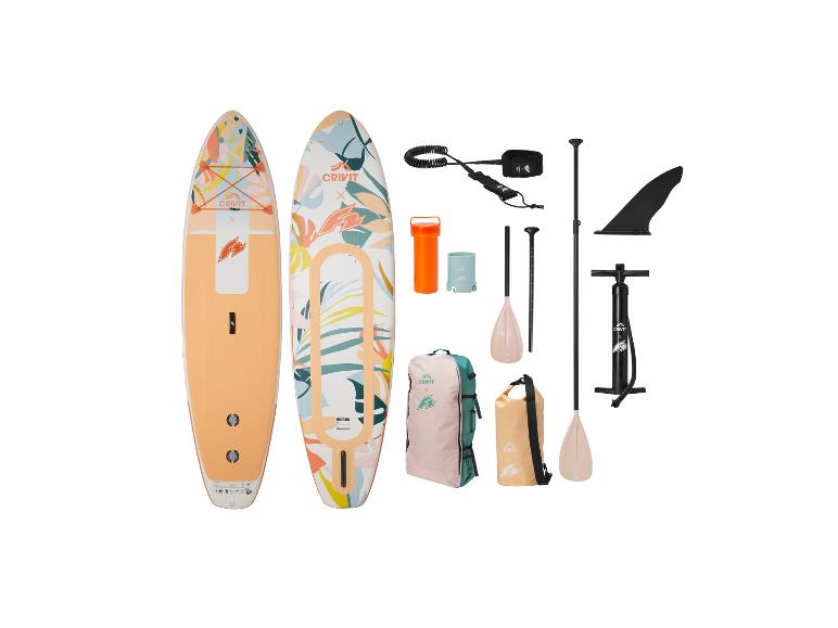 Dva paddleboardy s kvetinovými vzormi, pádla, pumpa, plutva, vodítko a tašky.