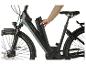 Elektrický bicykel s vyberateľnou batériou, ktorú vyberá ruka.