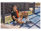 Uvoľnený hráč padel tenisu so svojou raketou, sediaci pri kurte.