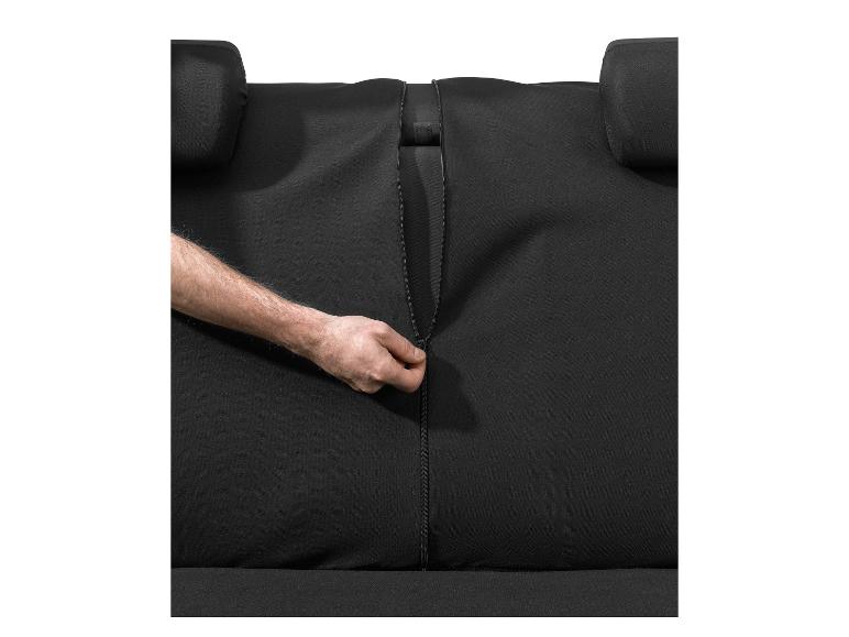 Ruka zapína zips čierneho poťahu na autosedačku