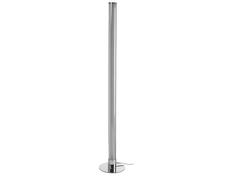 Moderná trubicová stojacia lampa s chrómovou kruhovou základňou a čiernym káblom.