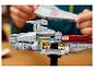 Osoba stavia model Lego Star Wars Imperial Star Destroyer.