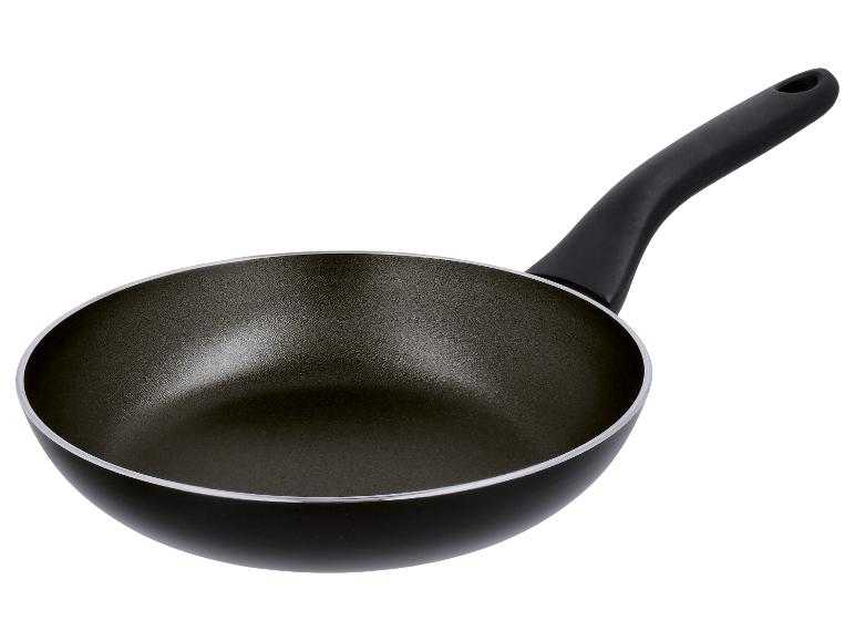 Čierna nepriľnavá panvica s čiernou rukoväťou, pohľad zhora pod uhlom.