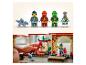 Súprava LEGO Ninjago s minifigúrkami a stavbou chrámu, s hrajúcim sa dieťaťom.