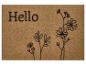 Hnedá rohožka s nápisom „Hello“ a štylizovanými kvetmi.
