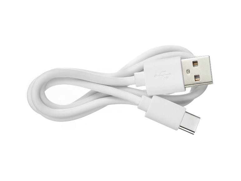 Biely nabíjací kábel USB-A na USB-C, stočený na bielom pozadí.