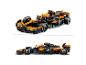 Závodné auto Lego McLaren Formuly 1 v oranžovej a čiernej farbe, zobrazené z dvoch uhlov.