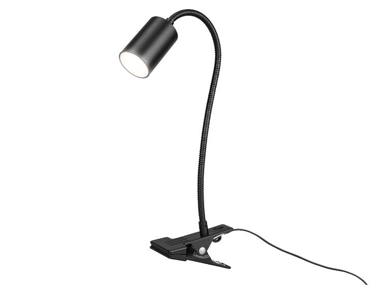 Čierna stolná lampa s klipom a flexibilným ramenom, vyžarujúca jasné svetlo.