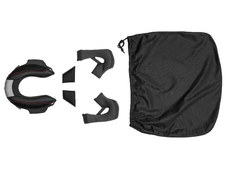 Čierne polstrovanie prilby a čierne vrecko na prilbu na bielom pozadí.