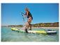 Žena na nafukovacom paddleboarde: letný vodný šport.