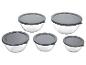 Sada piatich sklenených misiek so sivými viečkami, usporiadaných v rade.