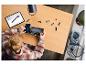 Dieťa stavia hračkársky kamión Lego Technic podľa pokynov na tablete.