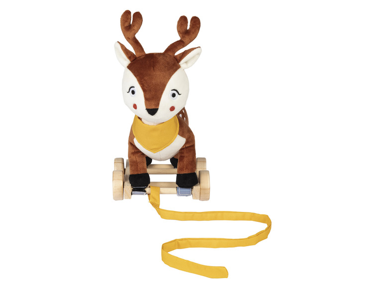 Plyšový jeleň na drevených kolieskach s ​​žltým ťahacím lanom.