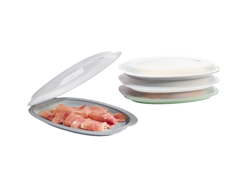 Stohovateľné podnosy s viečkami, jeden so serrano šunkou.
