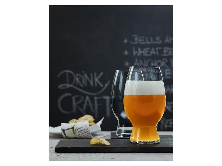 Remešľnícke pivo v elegantných pohároch s hranolkami.