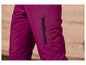 Detail ružových nohavíc s vreckom na zips.