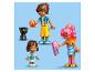 Tri figúrky LEGO Friends a figúrka čiernej mačky na modrom pozadí.