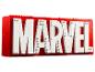 Logo Marvel postavené z červených a bielych LEGO kociek.