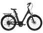 Čierny elektrický bicykel s pneumatikami Kenda.
