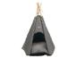 Sivé pet teepee s drevenými tyčami a mäkkým vankúšom vo vnútri