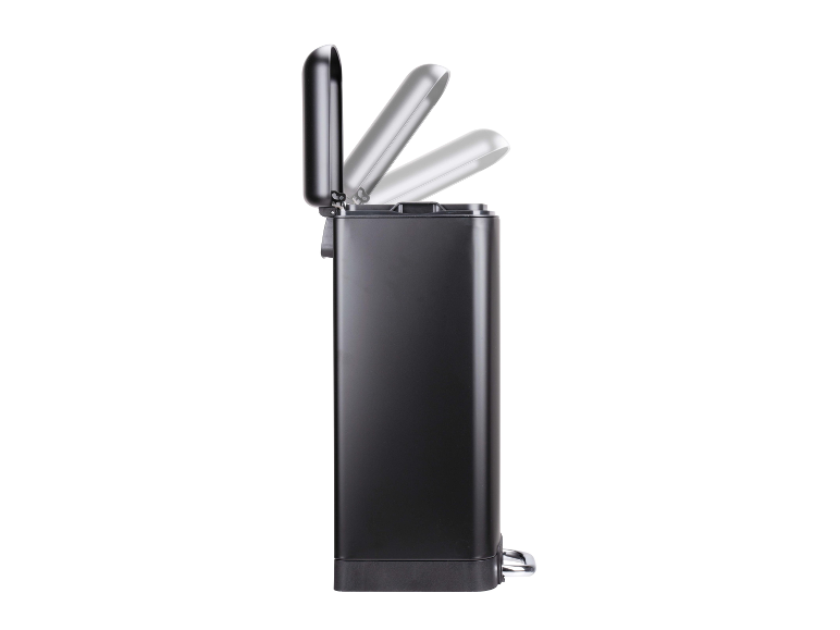 Čierny kovový odpadkový kôš s otváracím vekom.