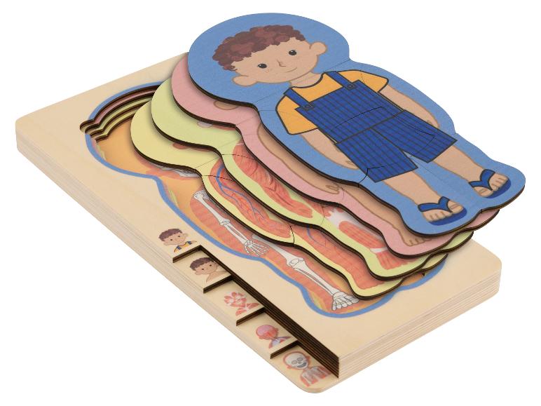Drevené vrstvené puzzle ľudského tela pre deti, s oblečeným chlapcom na vrchnej vrstve.