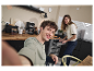 Pár v modernej kuchyni so zabudovanými spotrebičmi.