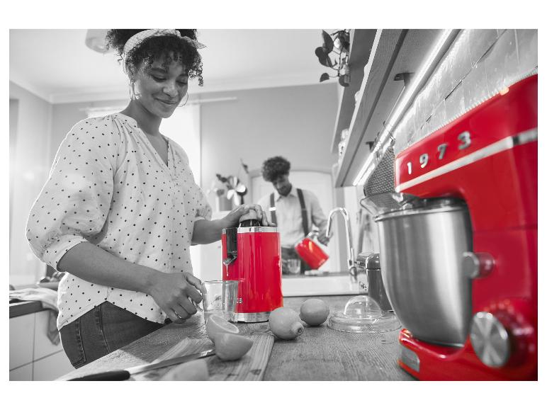 Červený odšťavovač a retro kuchynský robot.