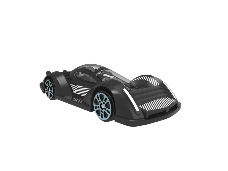 Čierne hračkársky automobil s modrými kolesami.