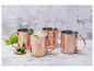Tri medené poháre na Moscow Mule s ľadom a limetkou.