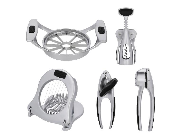 Sada kuchynských nástrojov Silvercrest: krájač jabĺk, vývrtka, krájač vajec, luskáčik a lis na cesnak.