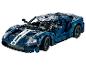 Modré športové auto Ford GT, postavené z kociek, s bielymi pruhmi.