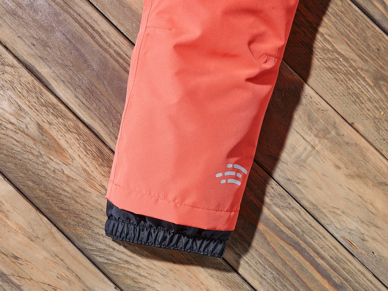 Ružová nohavice s elastickým lemom a reflexnými detailmi.