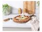 Pizza na drevenom podnose s nožom na pizzu.